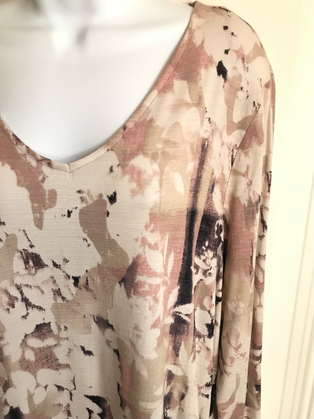 🔴 4/$15 Dana Buchman Women’s XL Blush & Cream Floral V-Neck LS Tunic Top in EUC - Picture 3 of 16